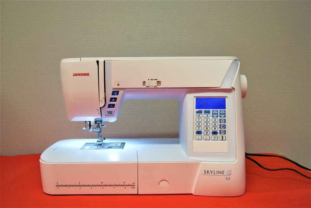 Janome Skyline S3 1