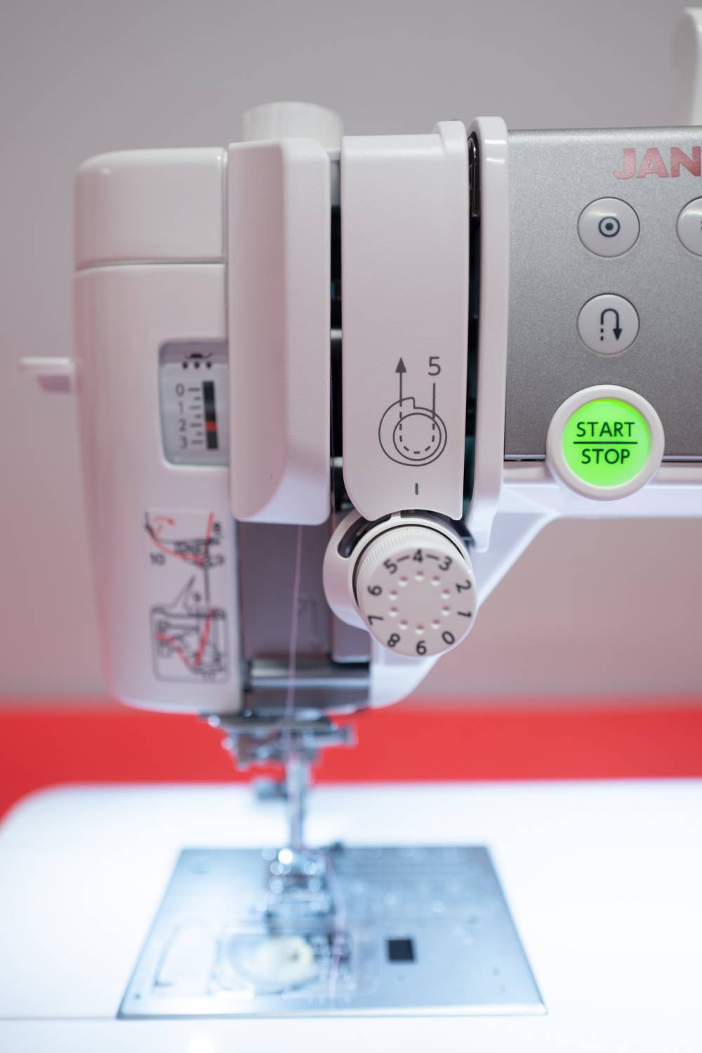 Janome Memory Craft 6700 P 9